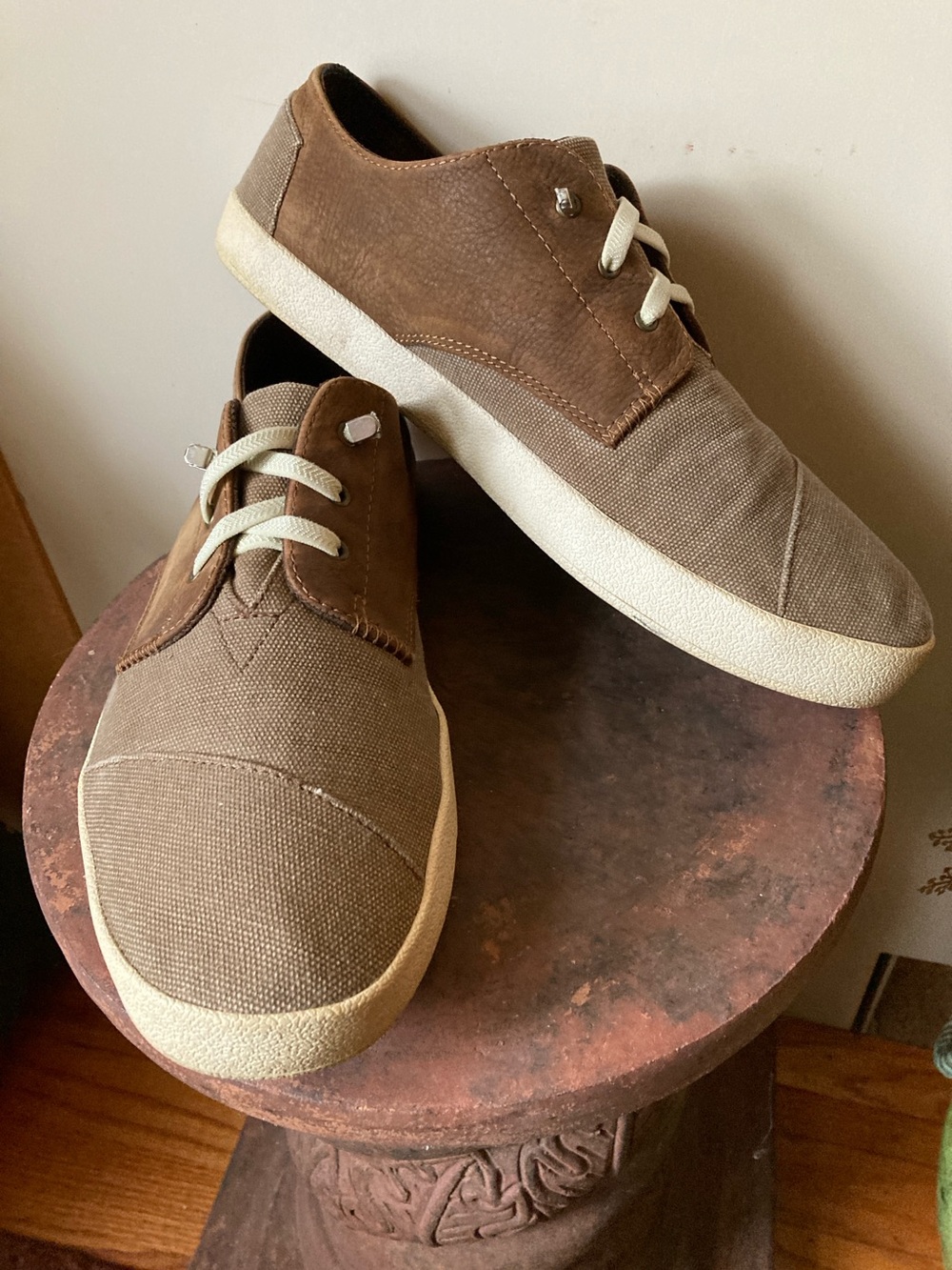 Tom’s Size 11.5 Paseo brown canvas and suede lace up slip on shoes